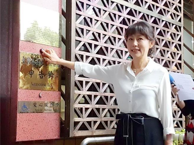 已过世的台北市议员李新前女友郭新政，因涉及芸赏珠宝遭诈骗案，却涉嫌教唆大展当铺潘