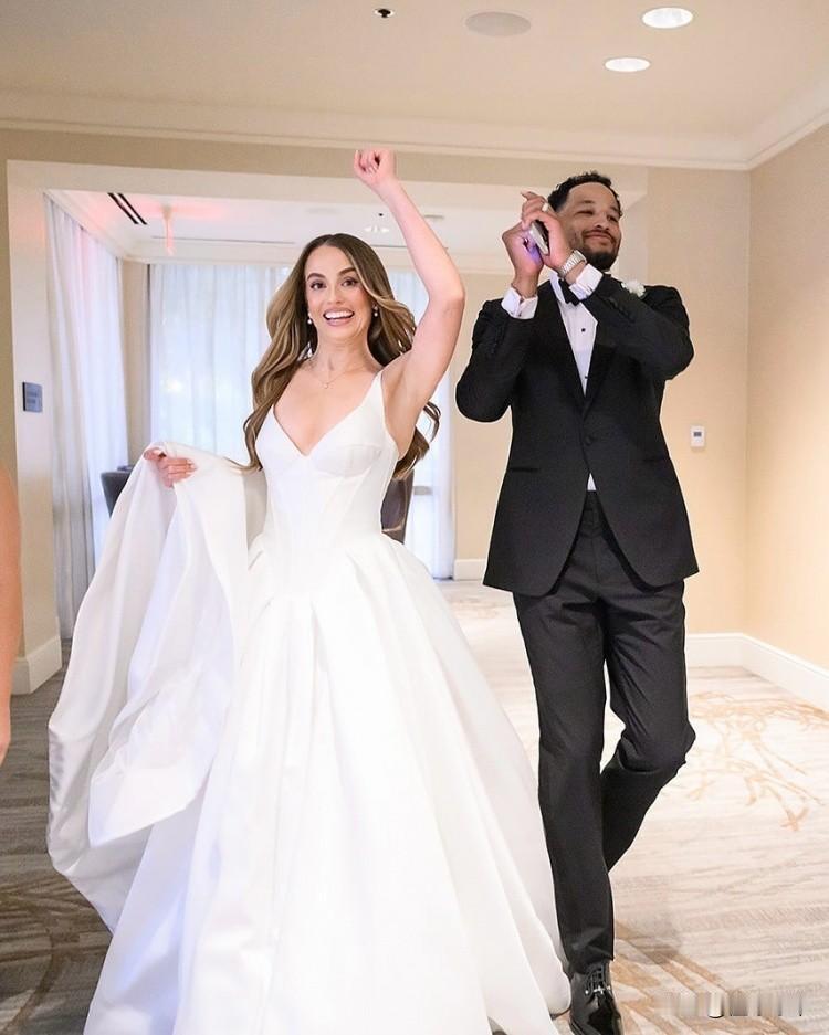 NBA的金童玉女，瑞秋晒出与罗伯森的结婚照!

众所周知，瑞秋是NBA公认的“第