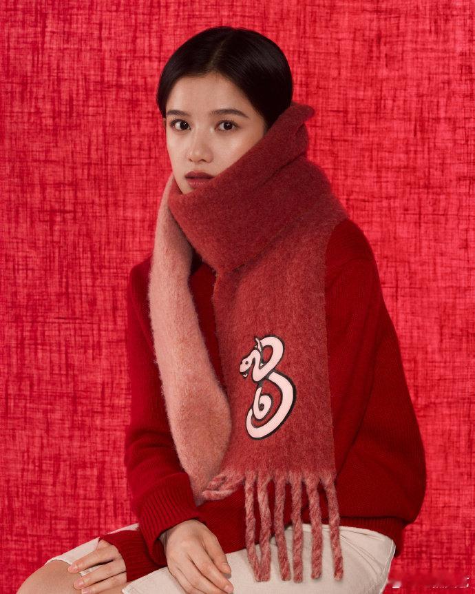 张婧仪全红look  张婧仪冬日全红造型 张婧仪的全红 look 是冬日里的一抹