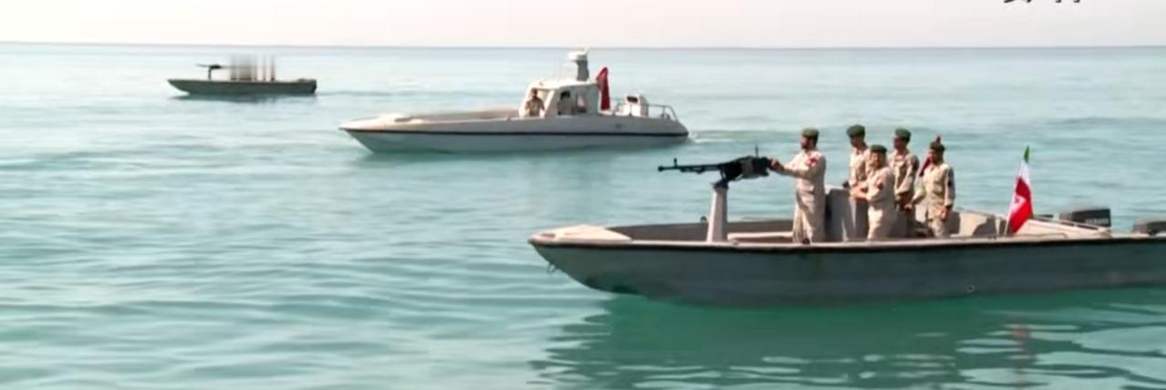 卫星图像清晰显示伊朗核设施的布局，波斯湾上伊朗革命卫队的快艇编队与护卫舰正在巡逻