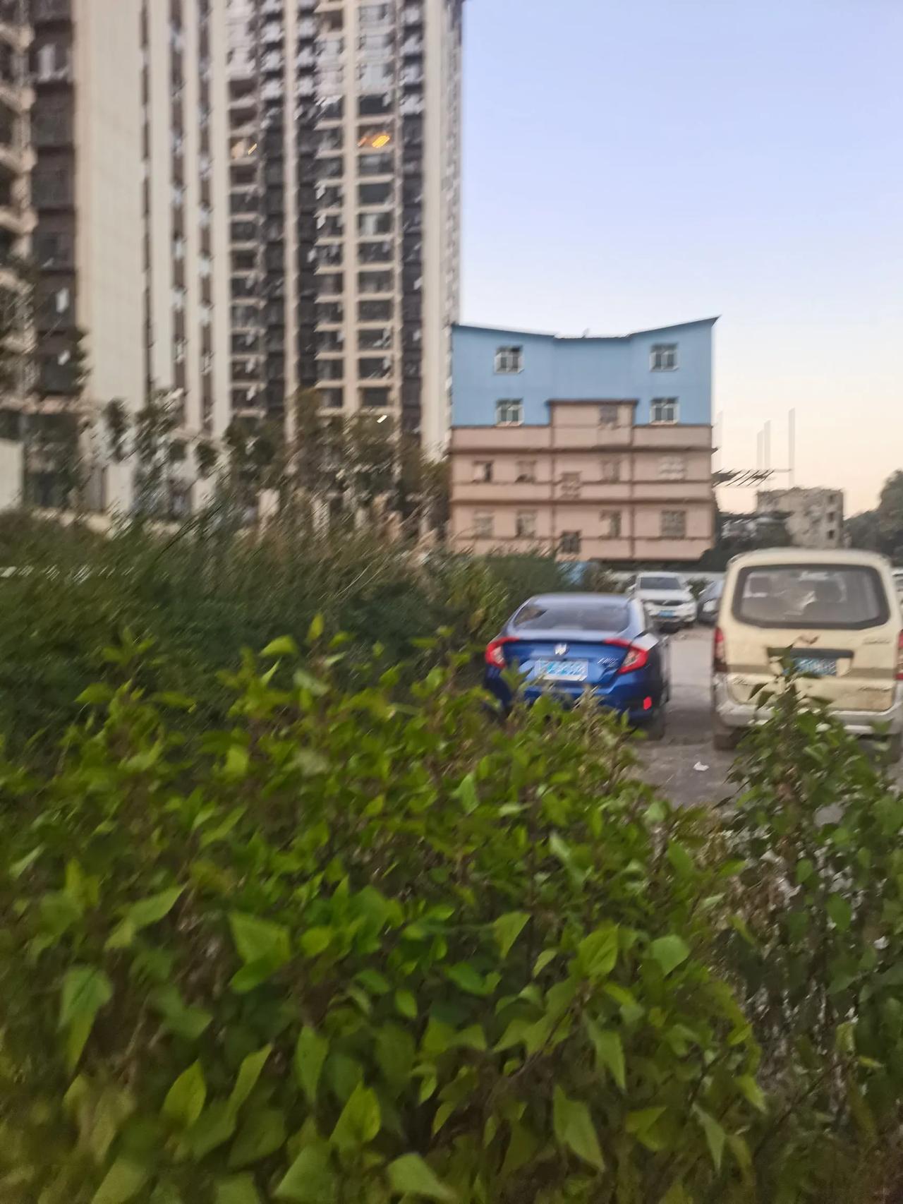 在万科滨江小区边上的这个房子，把本来要向前推进的道路阻止了。前后都各修好了一段，