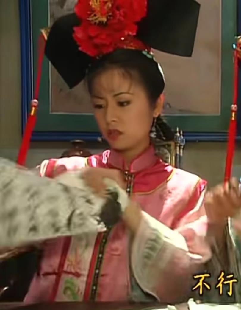 紫薇看到小燕子作业的那一刻，手里那杯茶都捏碎了。
纪晓岚，一代文豪，对着小燕子的