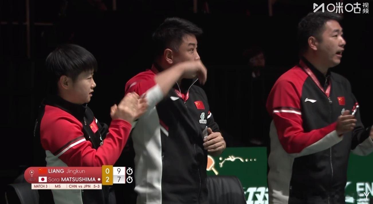 老强头呢 今天怎么不到第一排来 