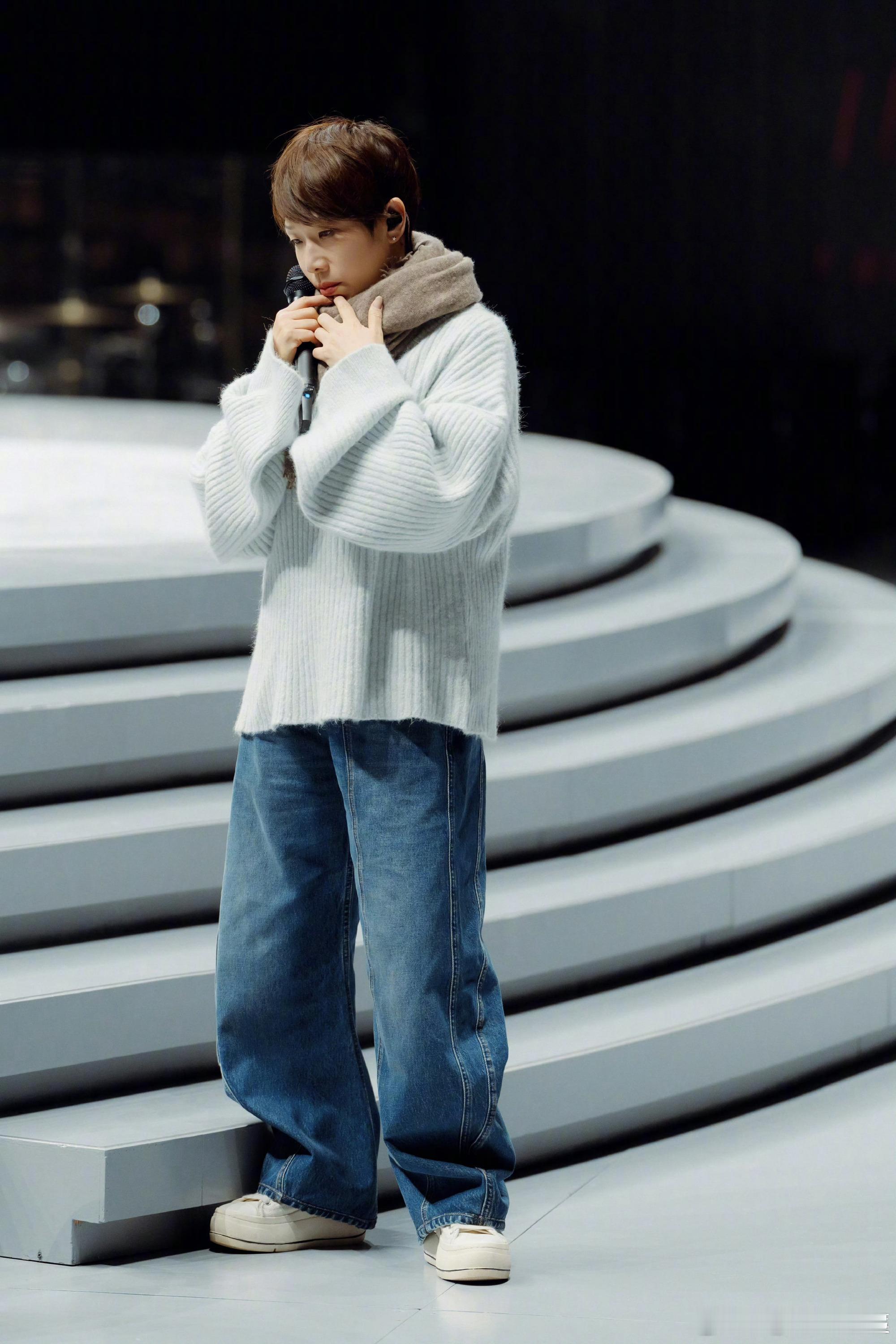 林忆莲哭了 西安站的尾声，林忆莲的泪水让全场动容，她的真诚与投入感染了每一个人，