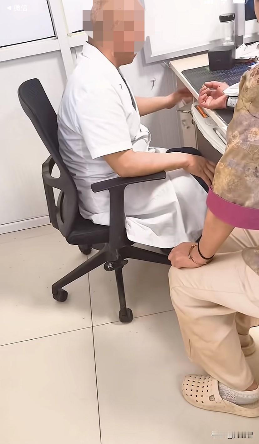 专家号变ai问诊，网友吵疯了！你能认可这种看病方式吗？
 
西安一医院ai看病冲