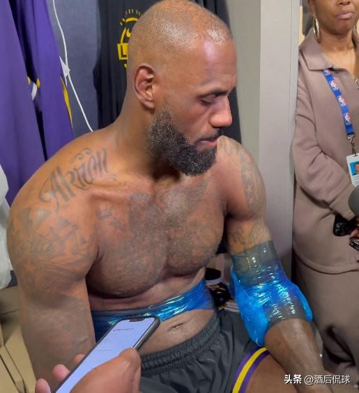 詹姆斯赛后肘部、腰部和膝盖都已缠上厚厚的冰袋！