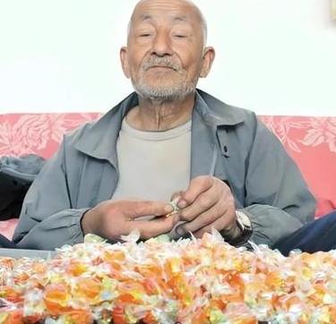 山东大爷95岁高龄，连续20年不间断吃糖，一天不吃就浑身难受，孩子带她去医院检查