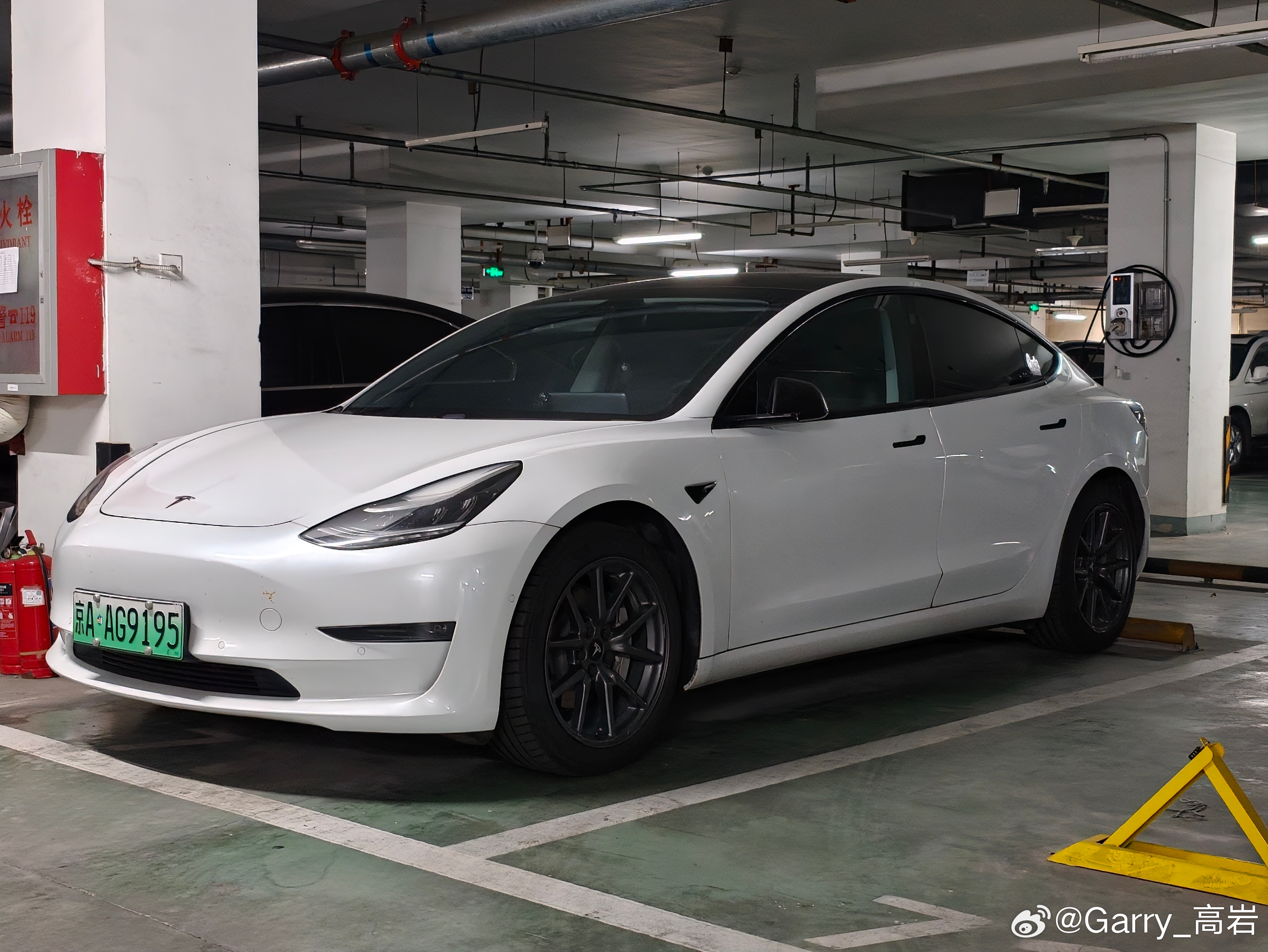 今天约了瓜子的来做个二手车评估，最终还是决定出手了model 3特斯拉