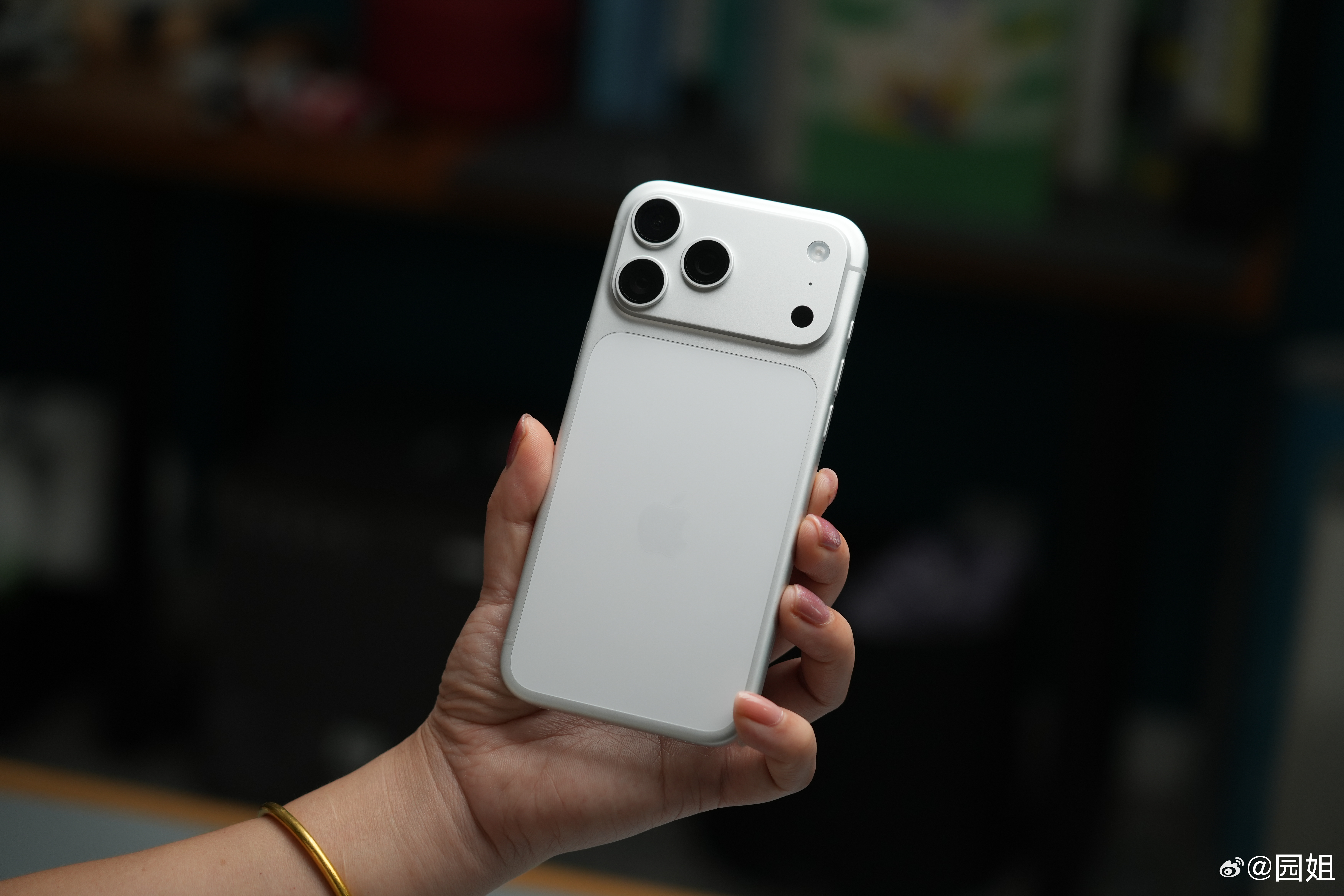 iPhone17 Pro Max银色，说心里话背板有点不太好看，手感也不高级，真