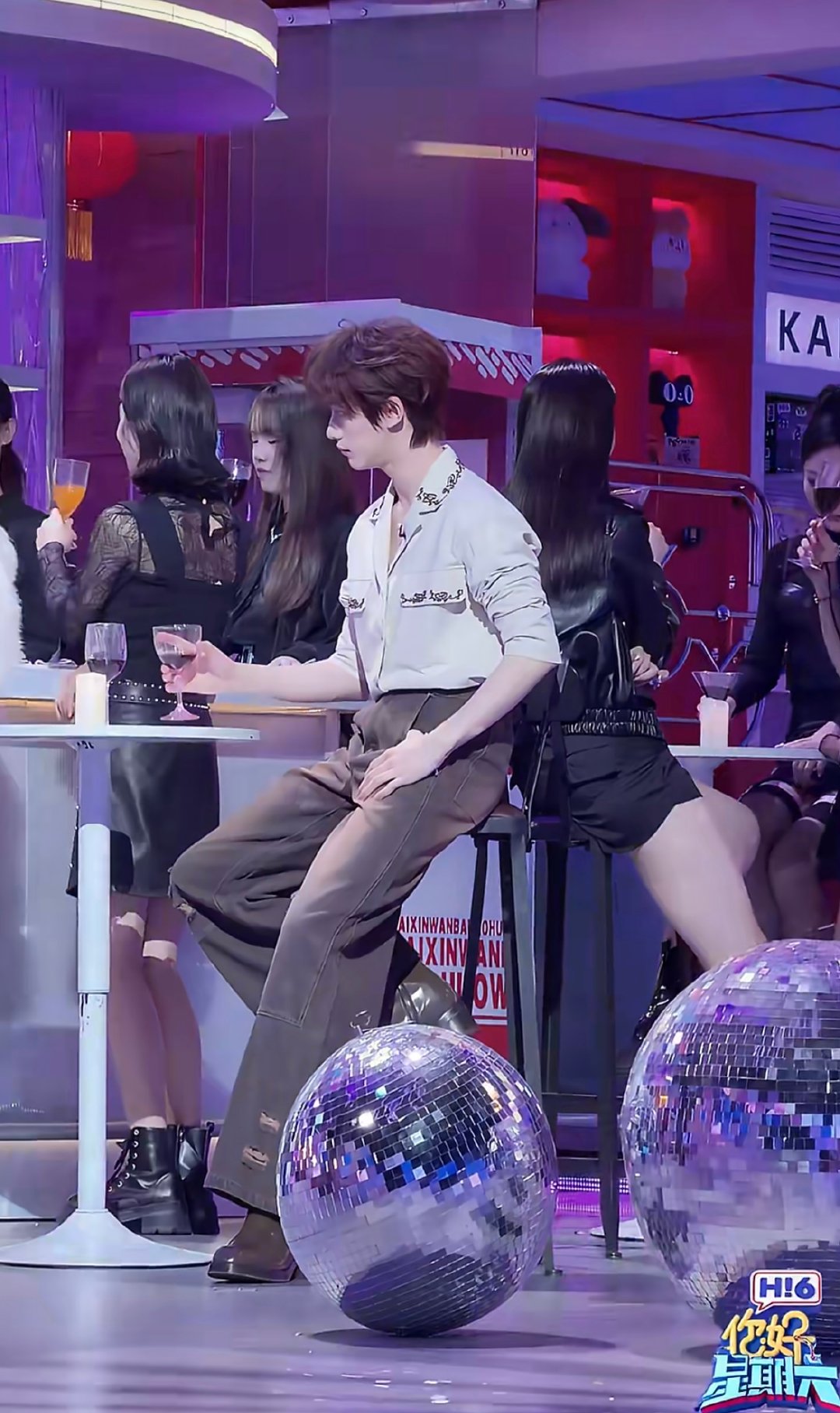 丁程鑫舞台chill感拉满 丁程鑫一登场就自带气场，舞蹈流畅利落，随性又高级的c