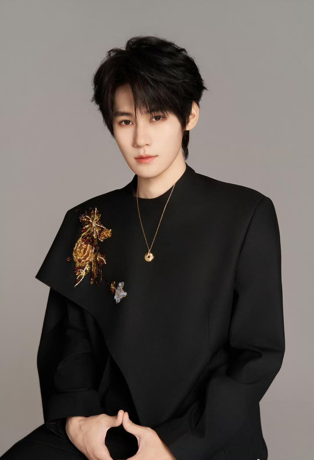 张真源✘PIAGET时尚大片更新📷
黑色新中式套装佩戴伯爵珠宝及腕表！
适配度