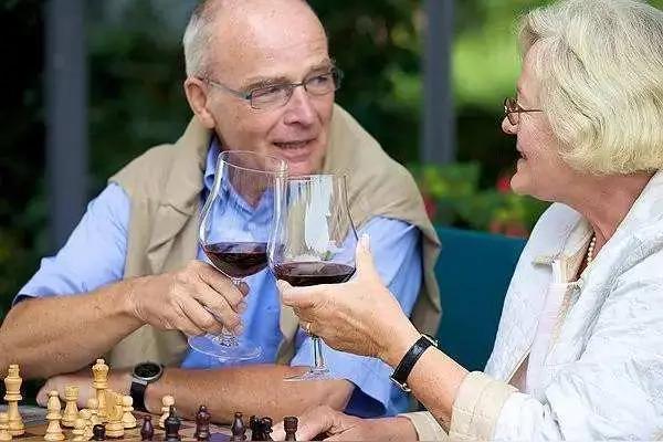 每天喝一杯红酒，究竟是健康的秘诀，还是隐形的风险？这个问题困扰着不少人。有人说红