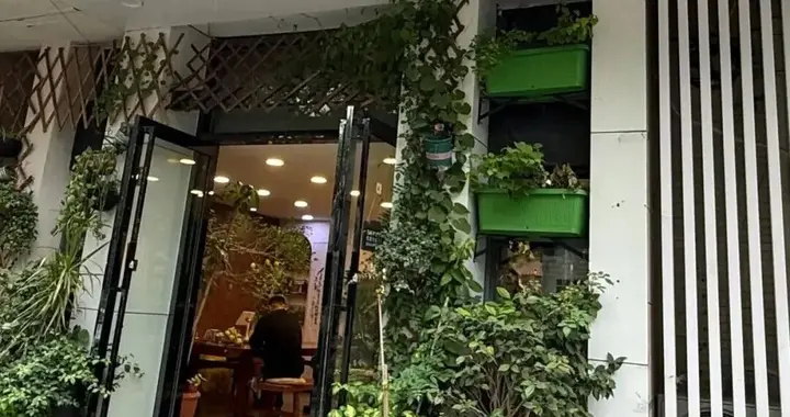 “没钱吃饭了”，武汉女子刷到00后山东小伙视频，私信转500元；8年后她随口一句“姐姐过得不太好”，