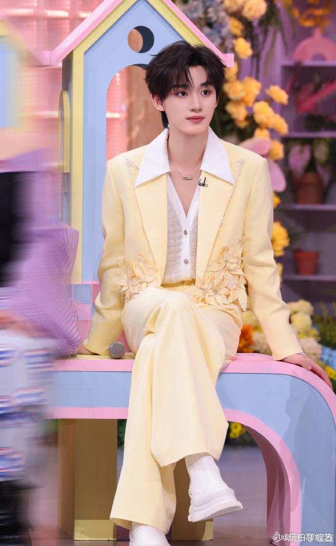 丁程鑫奶黄西装   原来咱们的丁程鑫友情top1是李雪琴，看到奶黄包的西装造型的