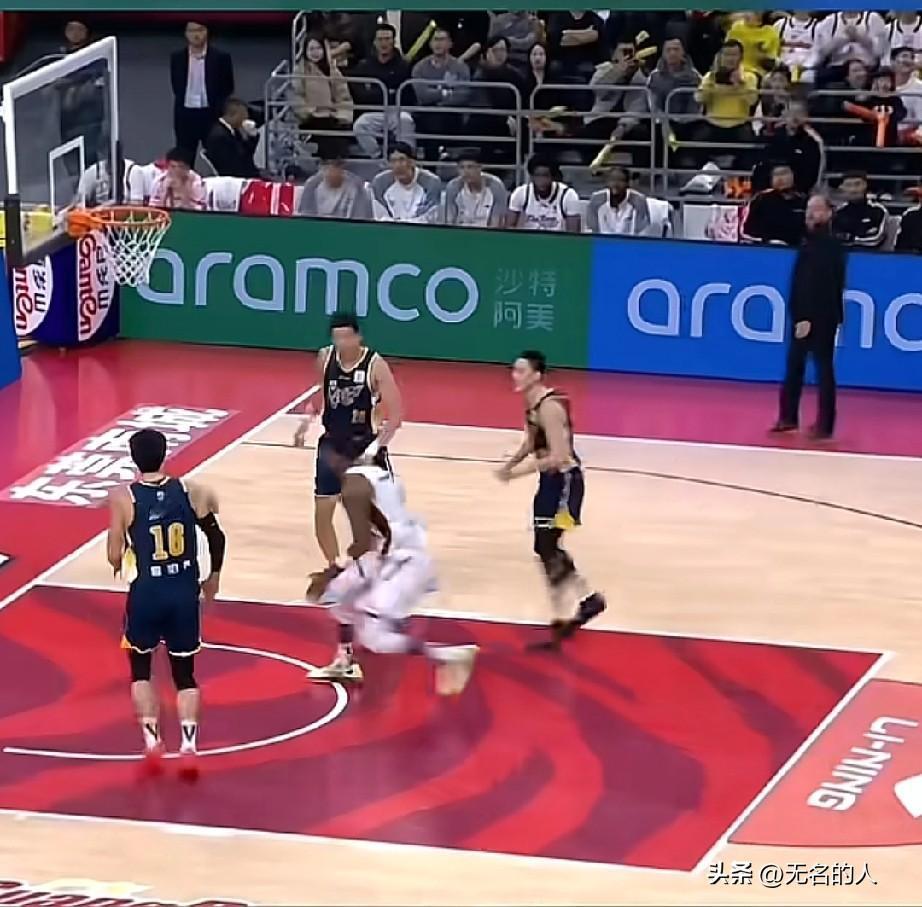 广东输球活该，广东不抢篮板在干嘛，看着达卡里约翰逊拿下篮板



广东这个举动看