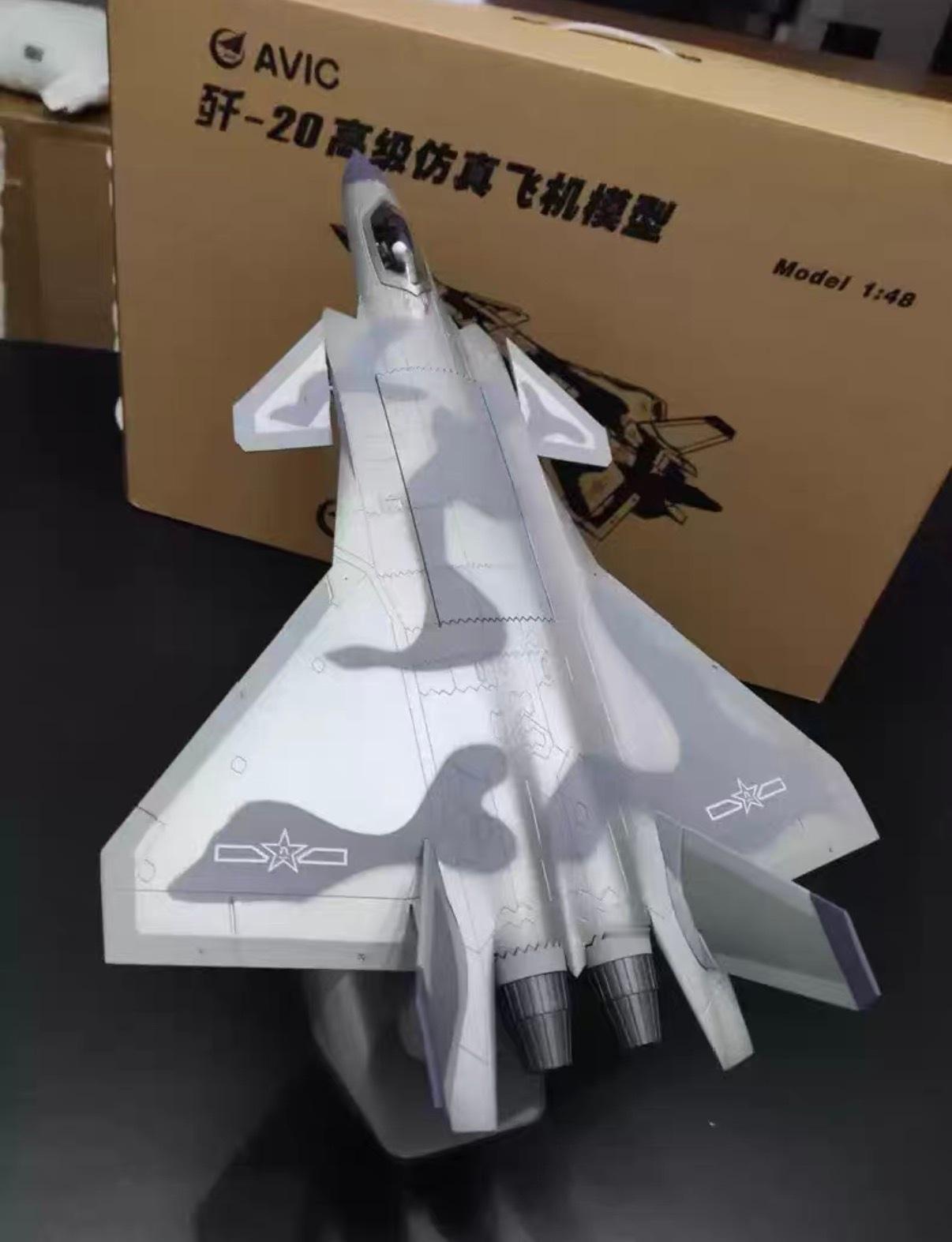 美伊冲突 伊朗媒体发布的画面显示，中国驻伊朗武官向伊朗空军司令赠送一架J-20…