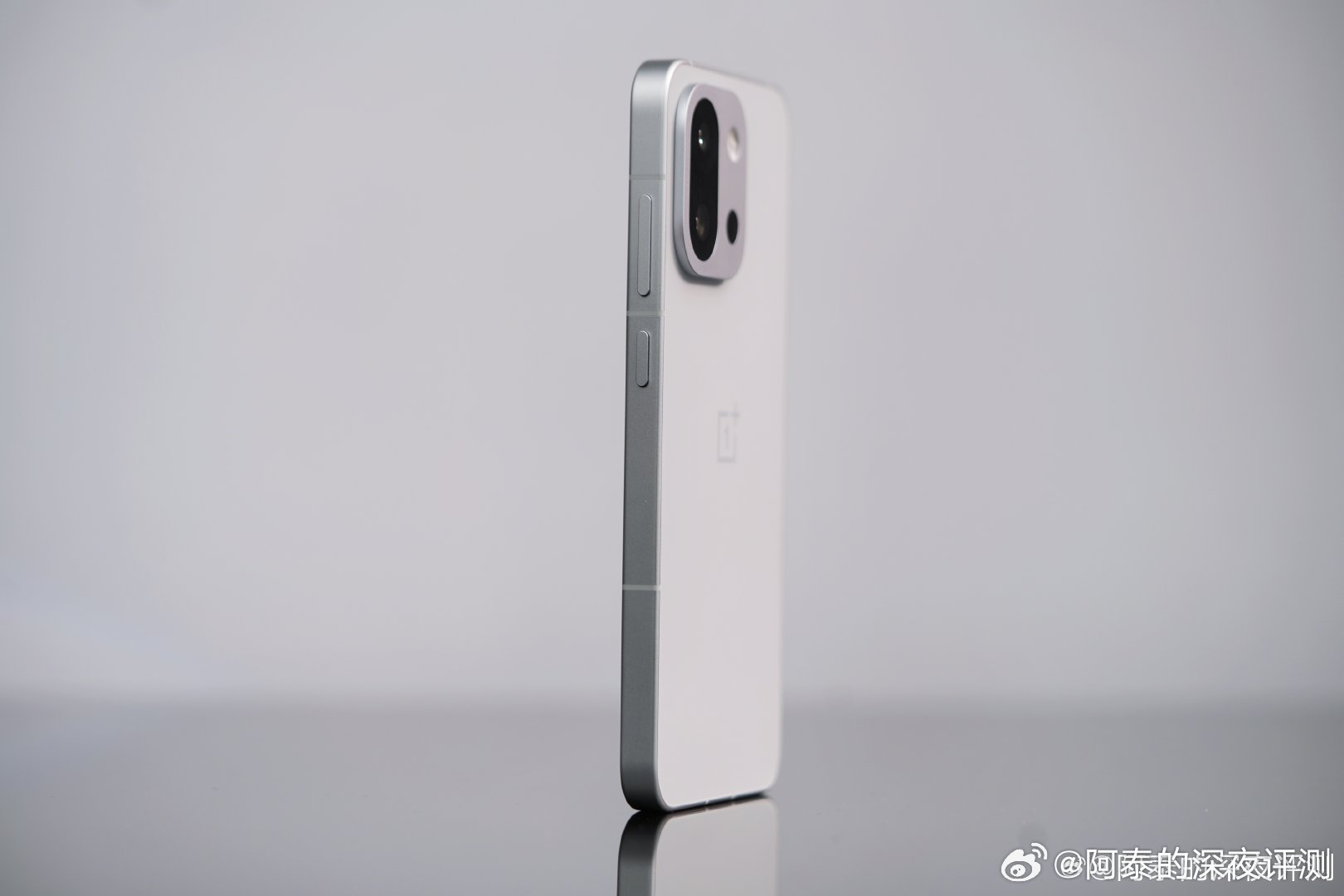 早上起来用一加13T打了几局游戏，再次感叹，手感真舒服，打游戏稳，屏幕丝滑跟手，