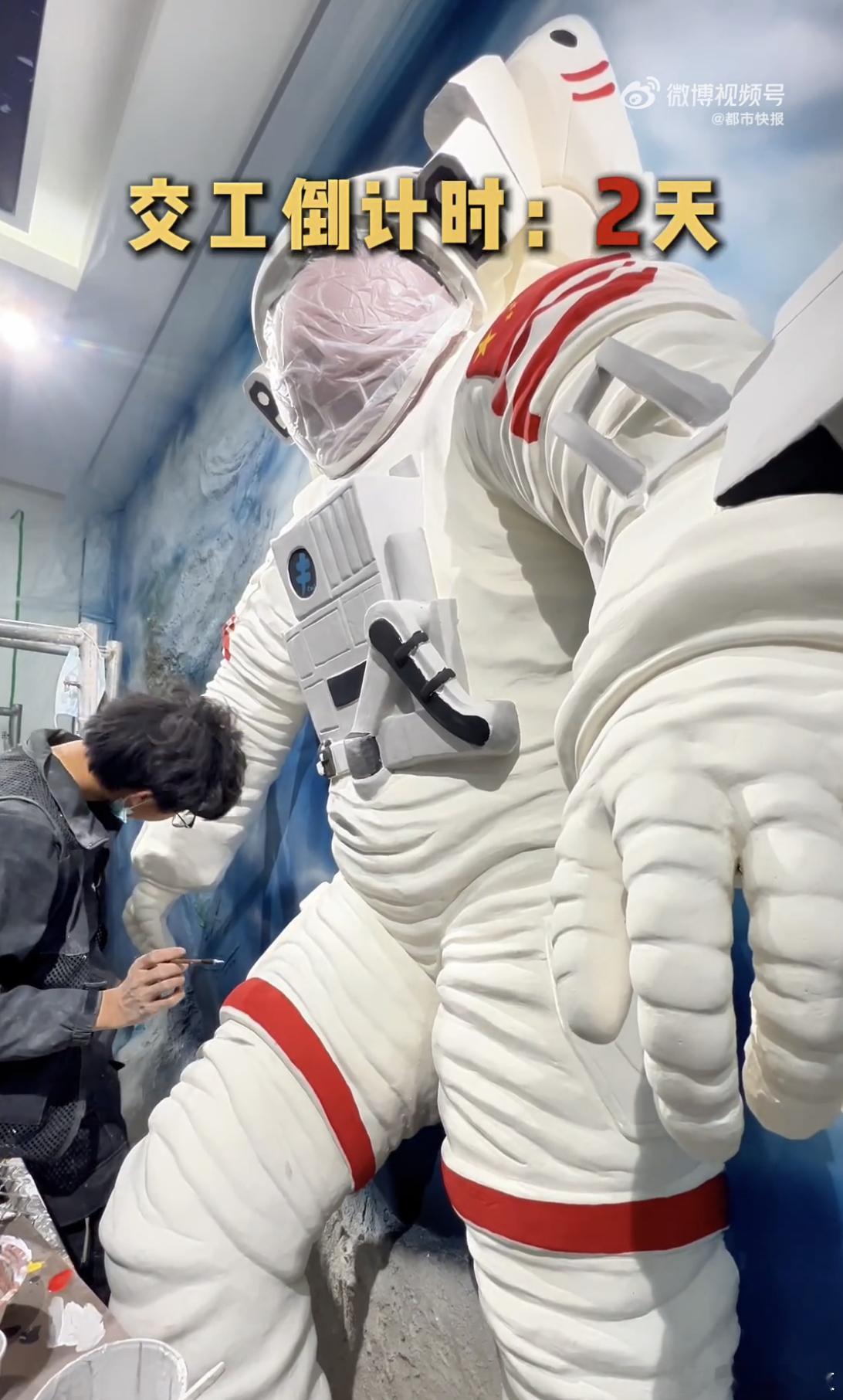 两个00后刮腻子一年营收100多万 这好像和我理解的刮腻子不太一样啊没点美术基础