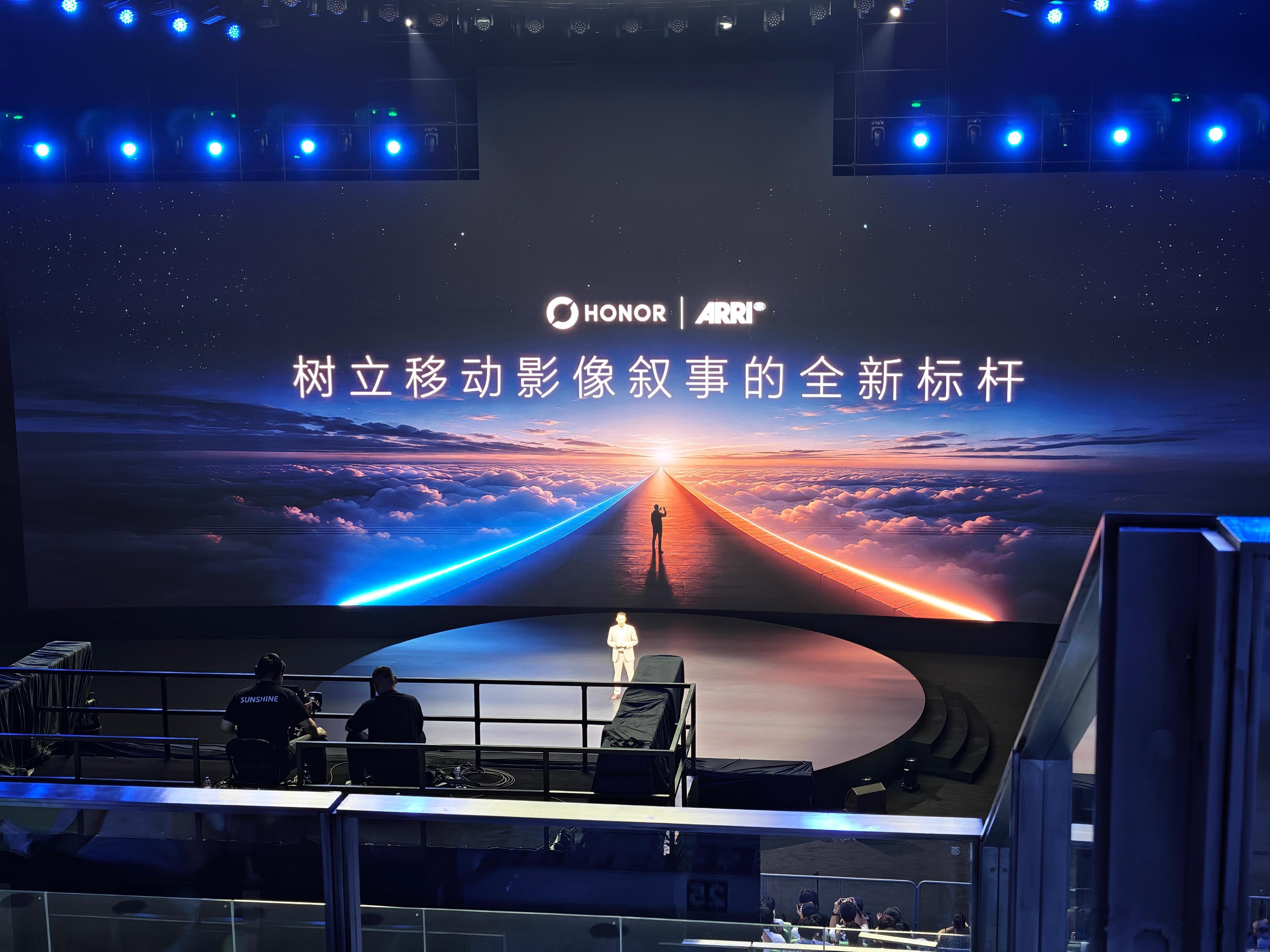 荣耀 x 阿莱，这个合作赛道还是太权威了。等等……这是？Magic9吗？ 荣耀r