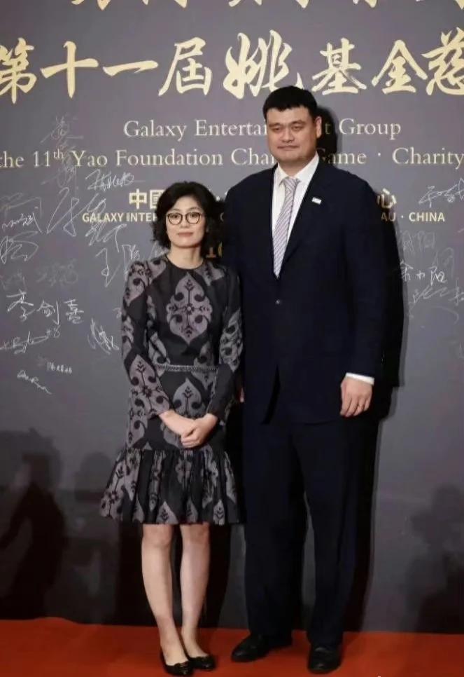 近日，姚明夫妇罕见携手亮相，
姚明瘦成闪电状态回春，
而他老婆看起来跟他不像同龄