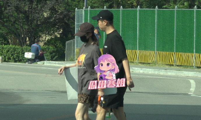 周末逛超市，老婆拎着大袋零食突然来一句，说你看李纯马頔那组街拍没？推猫箱拎纸袋，