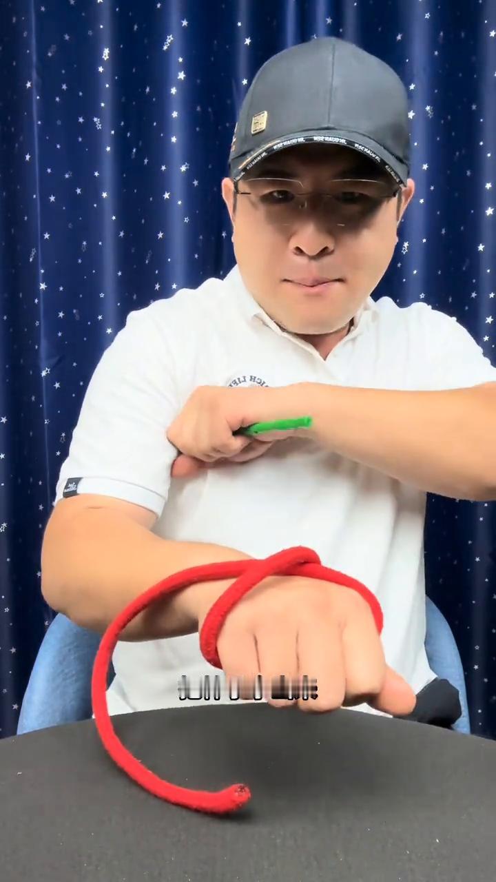 民间艺人这招骗了我30年，今天终于破解。
大家好，把一枚普通的戒指放到一个绳子里