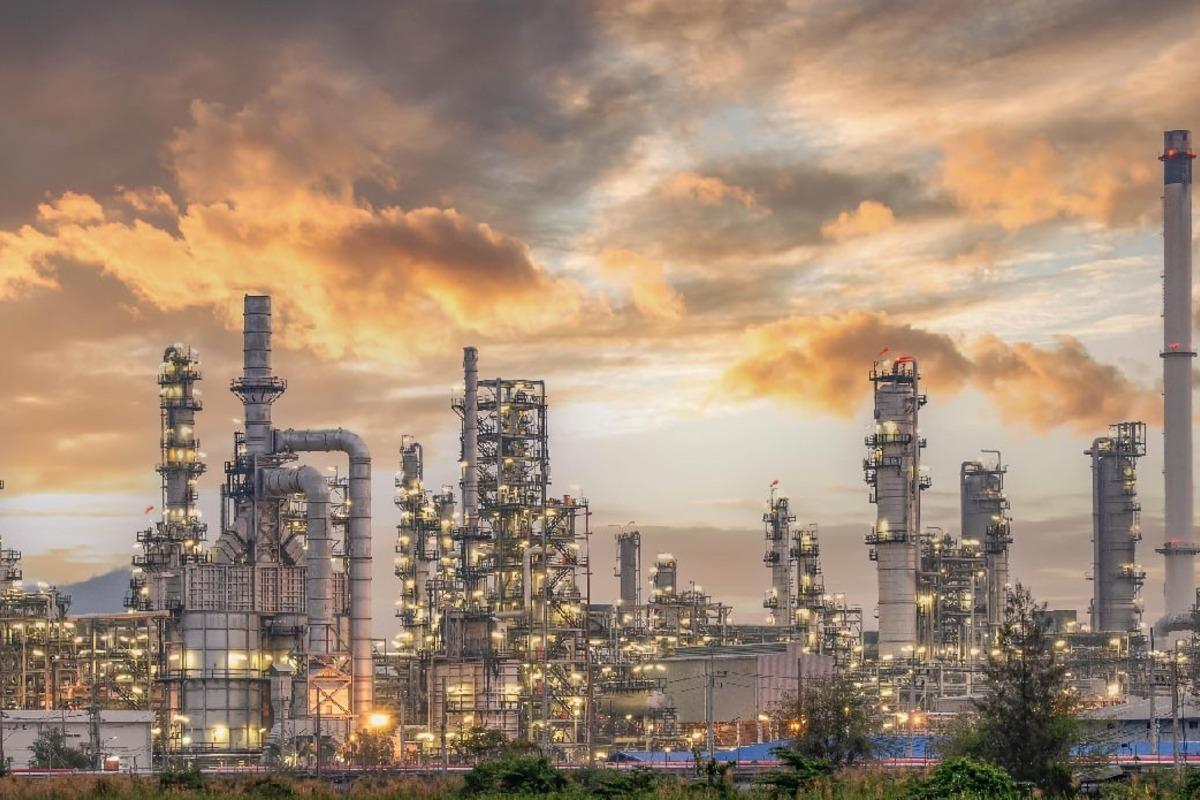 俄罗斯现在的经济，就是在“拆东墙补西墙”：外贸出口的“东墙”塌了，就拆国内企业这