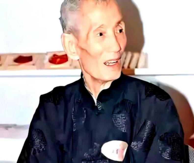 香港有个叫陈朗的风水师，2007 年他最后的日子里，病房里挤满了人，都是身价过亿