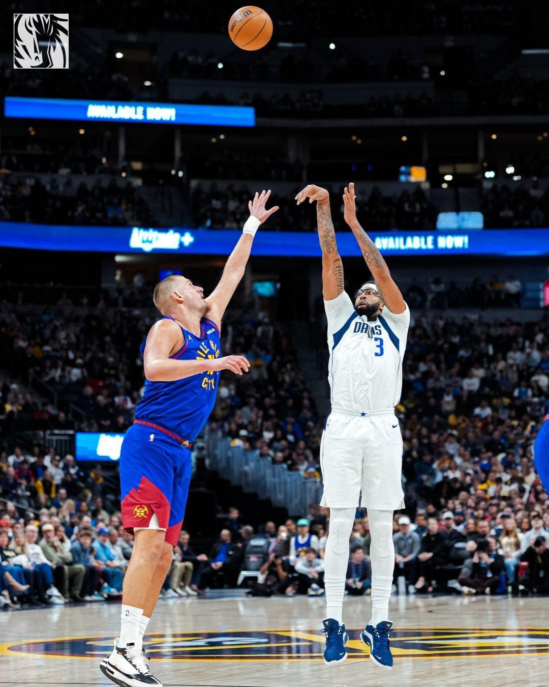 AD：队史最快达成 300+ 得分和 150+ 篮板的独行侠球员。独行侠战胜掘金