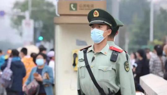为什么中国人看见士兵在大街上拿着枪却完全不害怕呢？
 
在他们的国家里，士兵或全