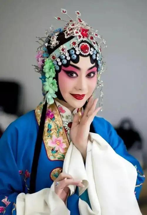 京剧圈藏得最深的一对神仙眷侣终于真相大白！李胜素满60岁，身边那个陪了她27年的
