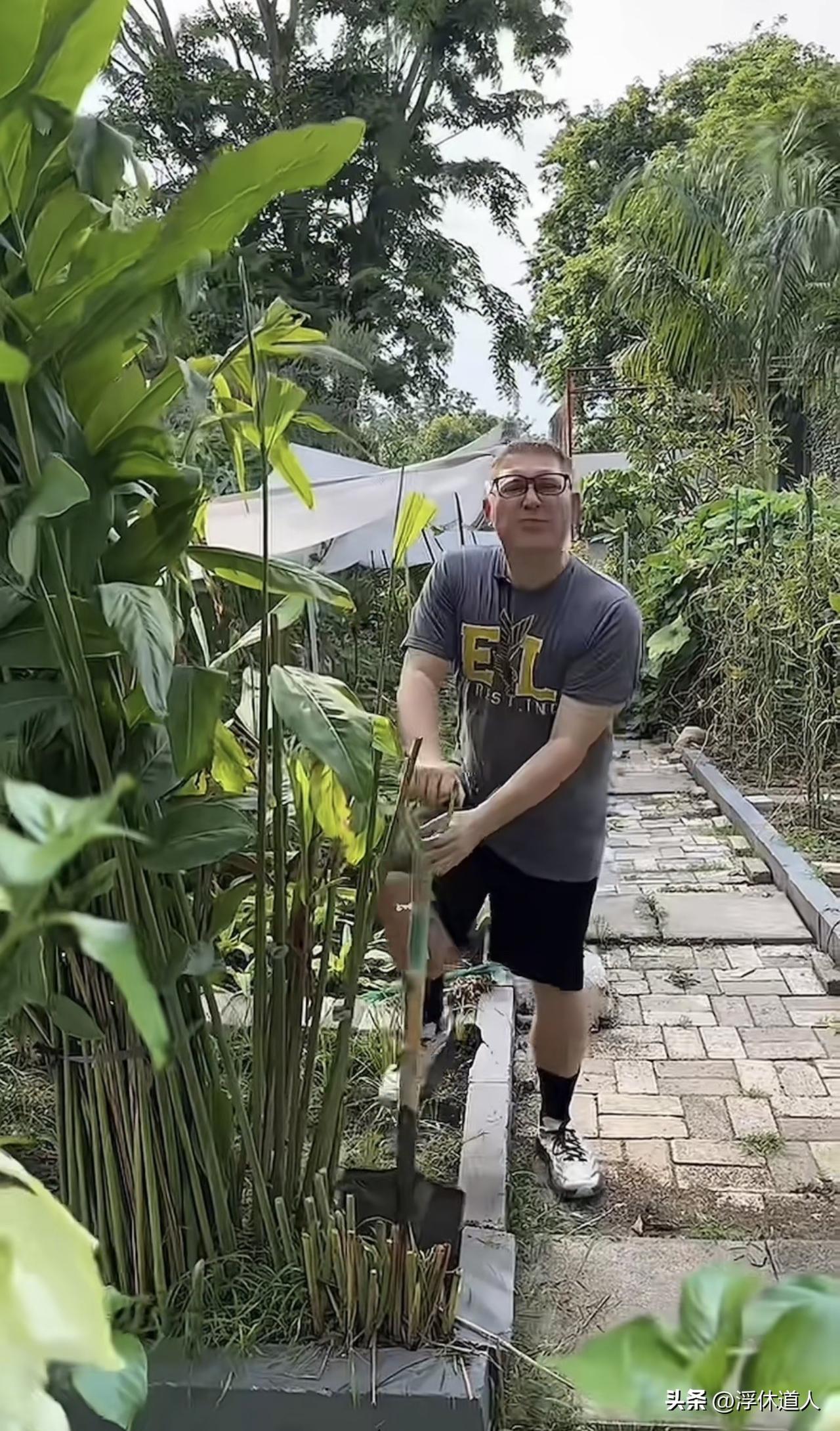 美国丈夫：不要娶中国老婆。

·中国老婆太烦人了
·天天让我干活
·前天撒灰，昨