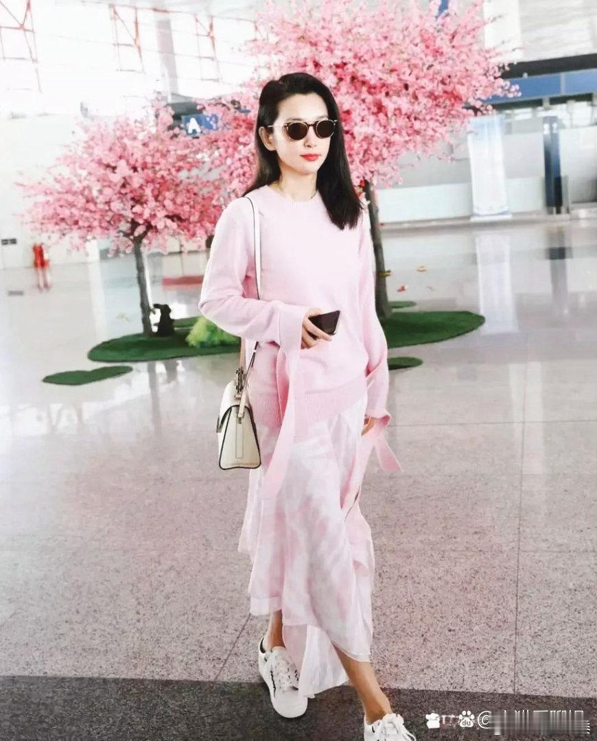 53岁 李冰冰素颜状态真好！户外偶遇无滤镜出镜， 自律造就优雅模样 ​​​