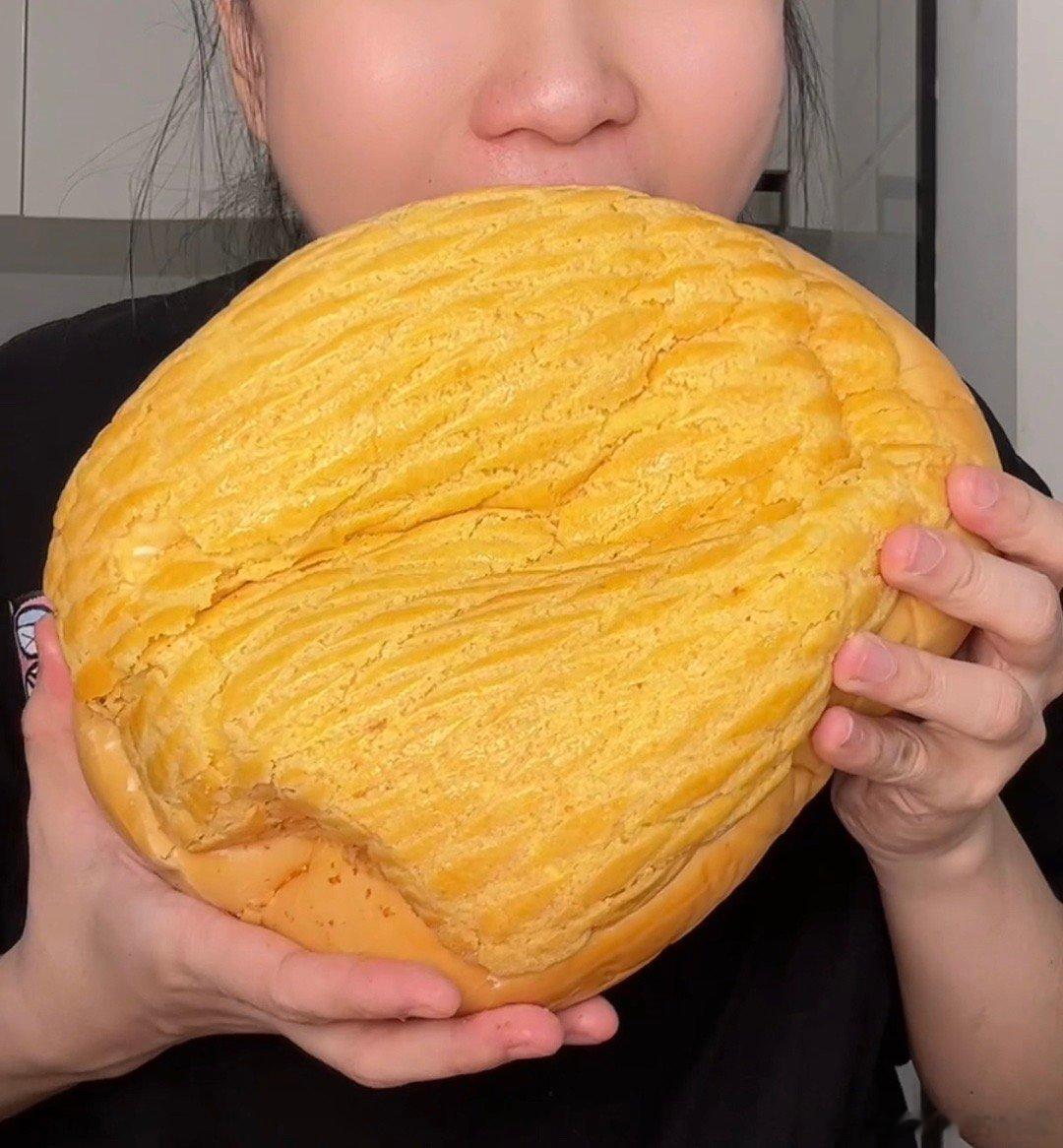 菠萝包能有多大呢真的很大[doge][doge][doge]满满的肉松跟菠萝馅儿