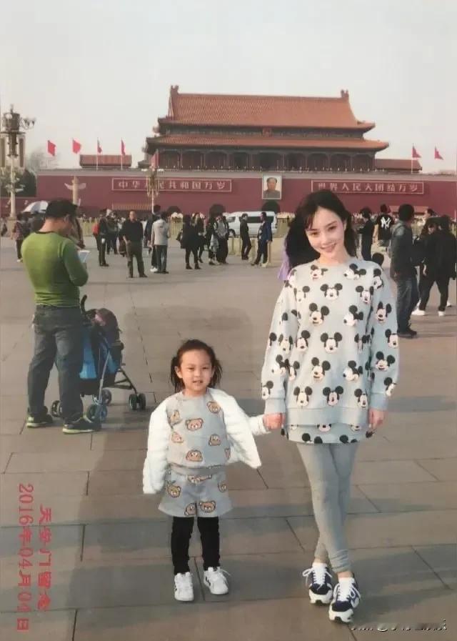 2016年，李小璐和女儿甜馨在天安门前合影，那一年，李小璐和贾乃亮还是一对恩爱夫