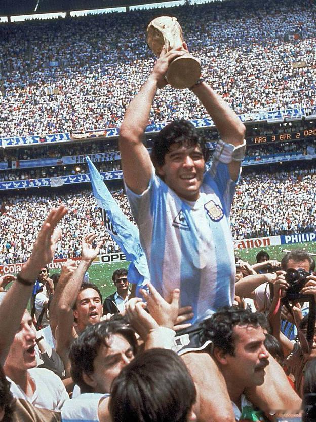 2020年，一代球王马拉多纳突然离世。为了找到死因，下葬之前医生摘下了他的心脏，