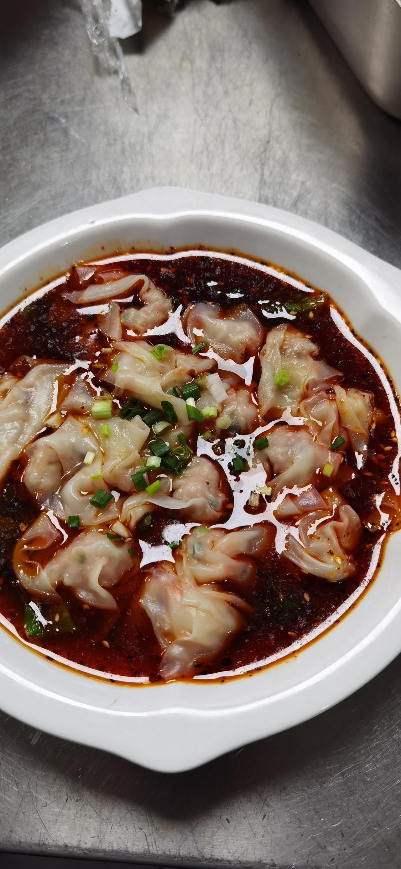 在你的家乡，它叫什么名字？馄饨.饺子还是抄手？来四川最幸福的事莫过于吃一碗正宗的