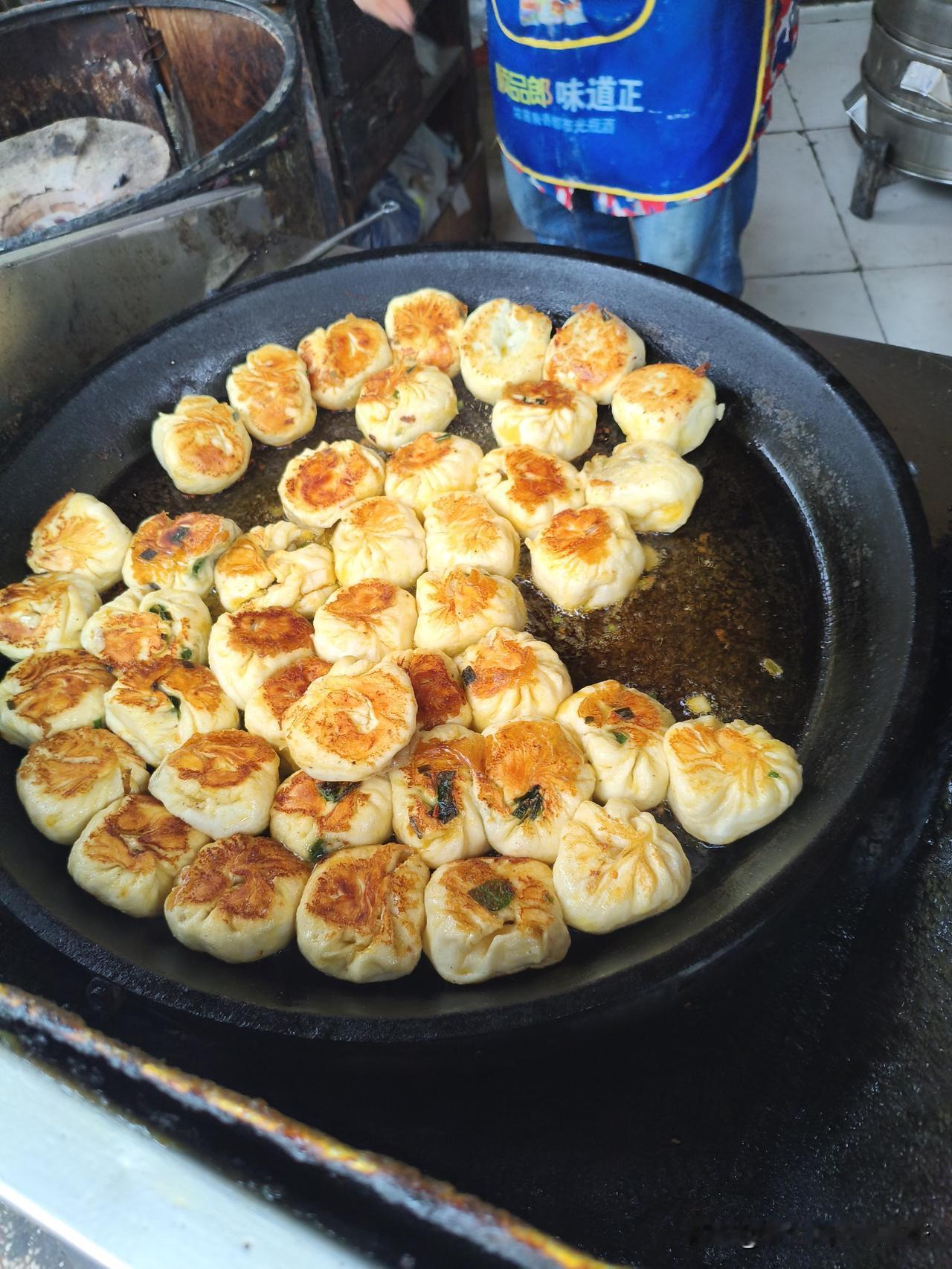 湖北应城，要说过早最最最好吃的水汽包子，应该就属地主街这家了，包子便宜不说，味道