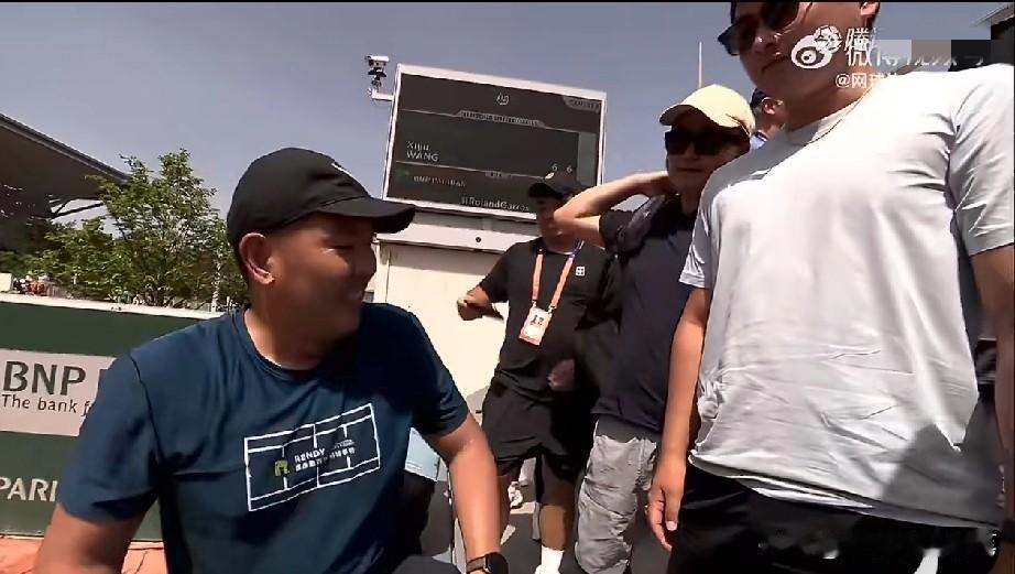 赛后，法网温馨一幕，王曦雨教练杨宗桦与吴迪亲切握手。看来国家队也很重视这届法网，