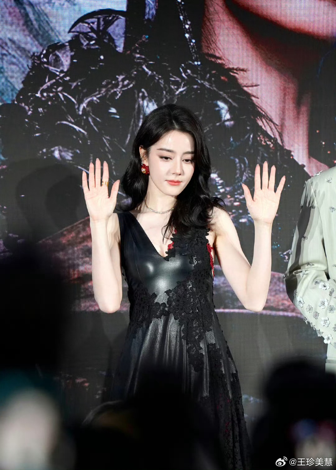 迪丽热巴美的好有故事感迪丽热巴不论是身材长相都绝了，美得很有故事感