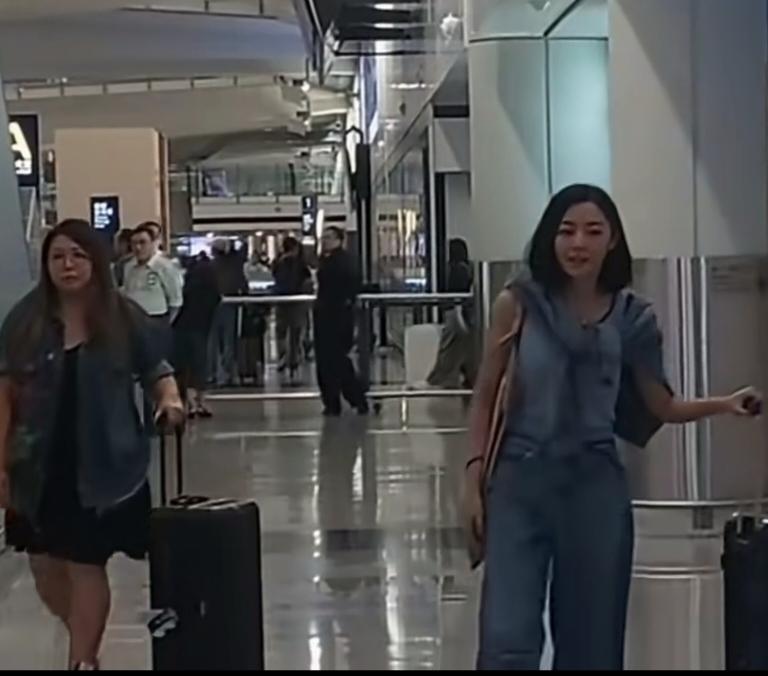 卫诗雅回香港了
没有粉丝
没有安保，没戴墨镜，甚至连旁边的普通人都没有看她一眼，