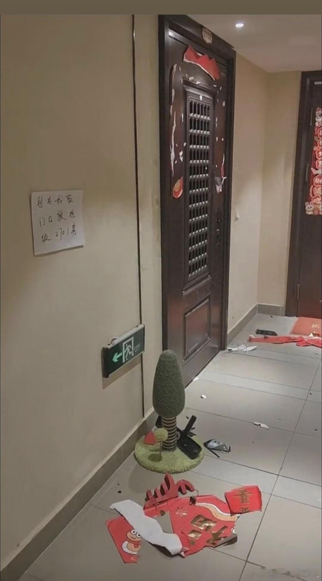 女子让邻居别放垃圾被撬锁破门殴打俗话说远亲不如近邻，至于闹成这样吗？戾气这么大，