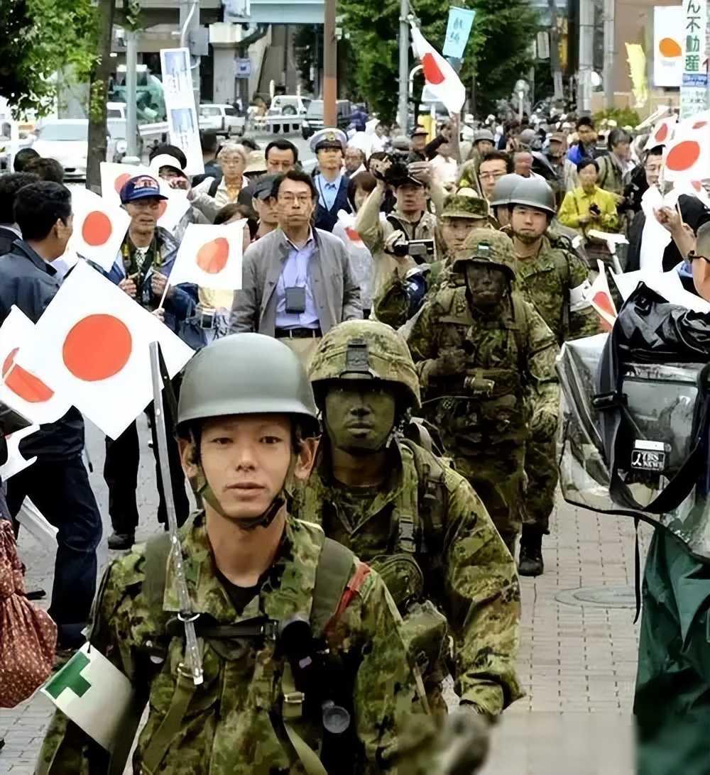 自卫队年轻人持刀闯使馆，蓝皮书悄悄降级对华定位，沉默的日本正在滑向危险边缘

3