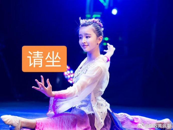 金子涵童年旧照刚看到金子涵童年旧照，这就是等比例长大的最好例证，小时候的可爱模样