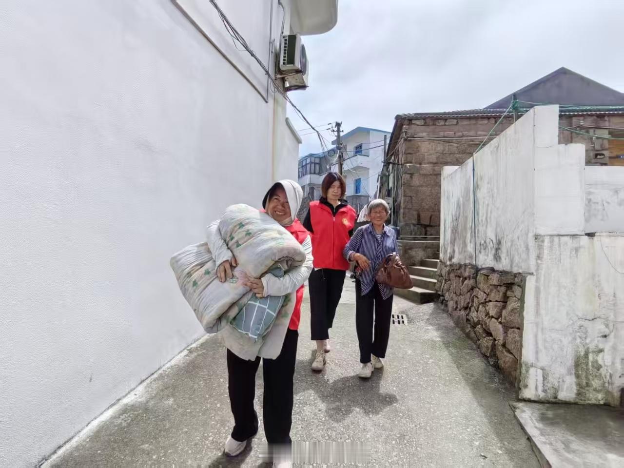 赶在风雨前他们守护嵊泗小岛平安台风“巴威”逼近嵊泗花鸟岛，村干部提前奔赴各家，耐