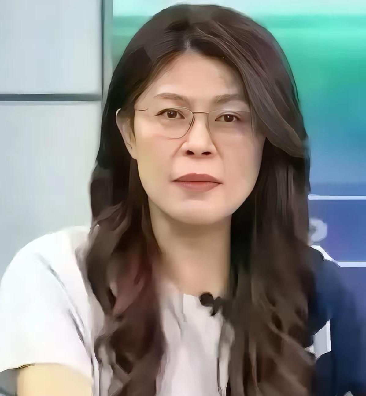 郑丽文目前是第12任中国国民党主席，并非单纯的国民党民意代表。

她曾担任过国民