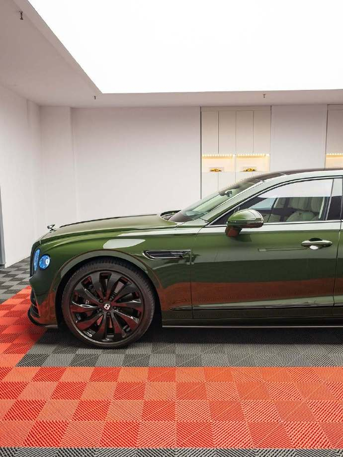 温润又高级的绿色车身，搭配镀铬饰条和经典立标，阳光下质感爆棚，不管是商务接待还是