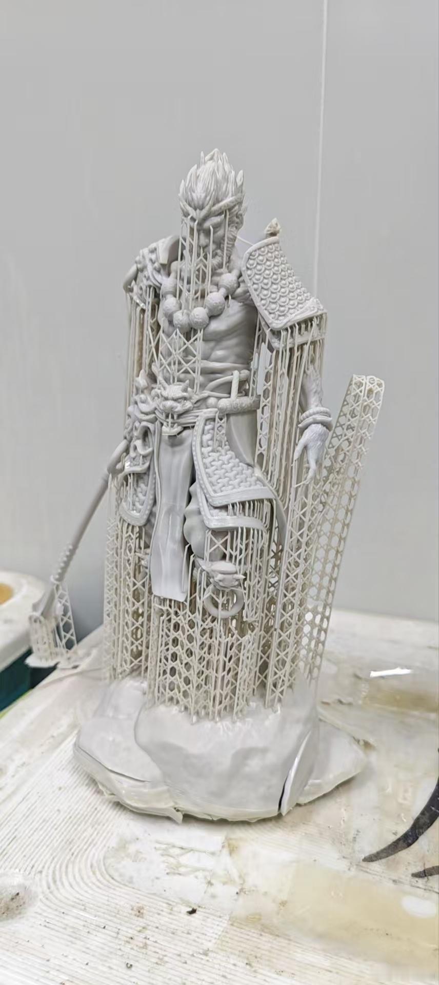 朋友发给我的照片，他研发的3D打印设备，刚刚打印出来的孙悟空，看着还挺不错的。 