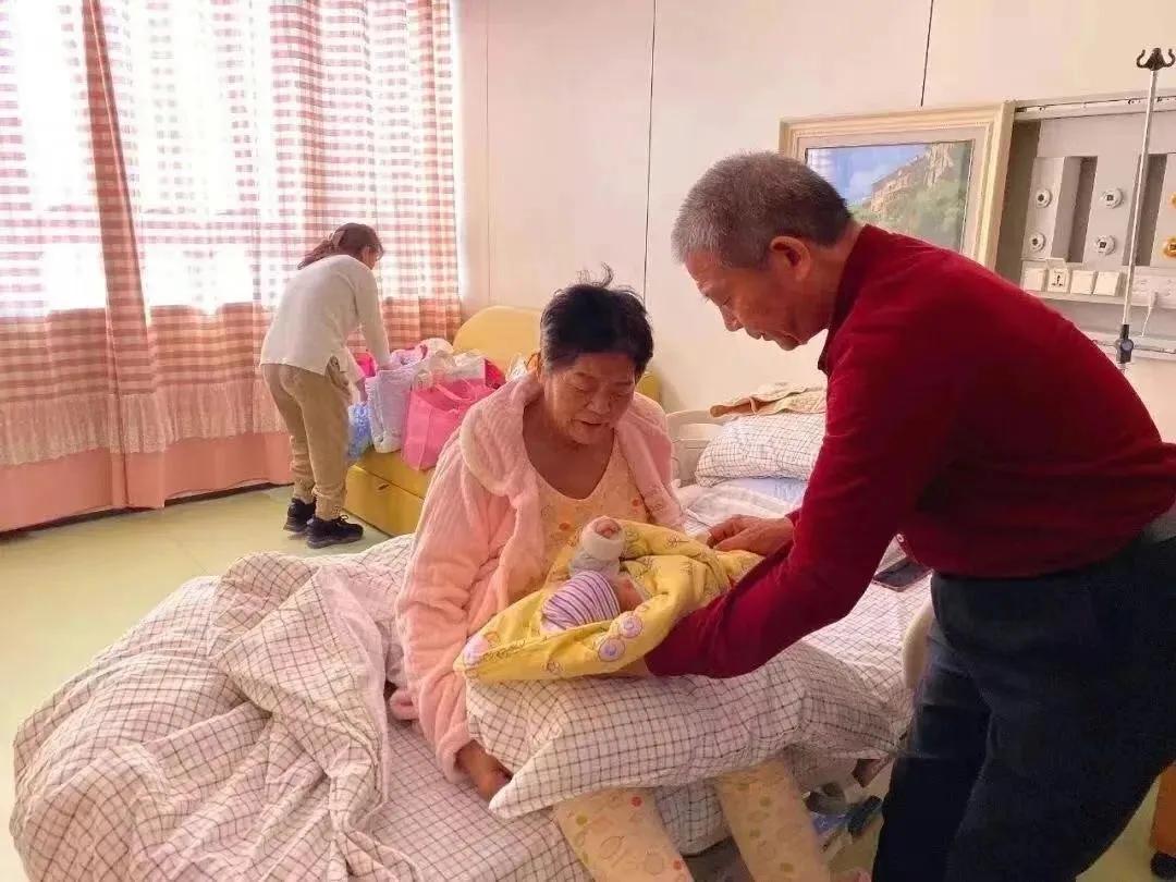 “老蚌生珠！”2019年，山东枣庄一大妈65岁竟然意外怀孕，小女儿的年龄比孙子还