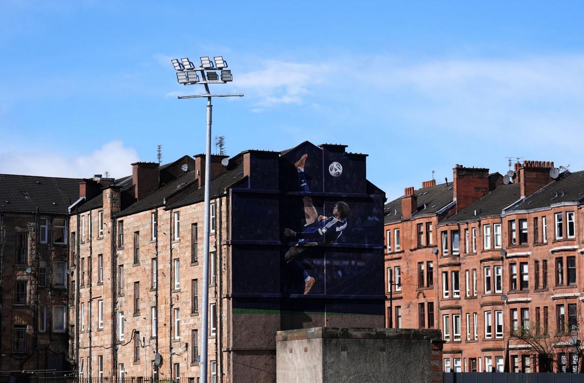 前曼联球员麦克托米纳的倒勾壁画，在帮助苏格兰队重返今年夏天的世界杯之后，格拉斯哥
